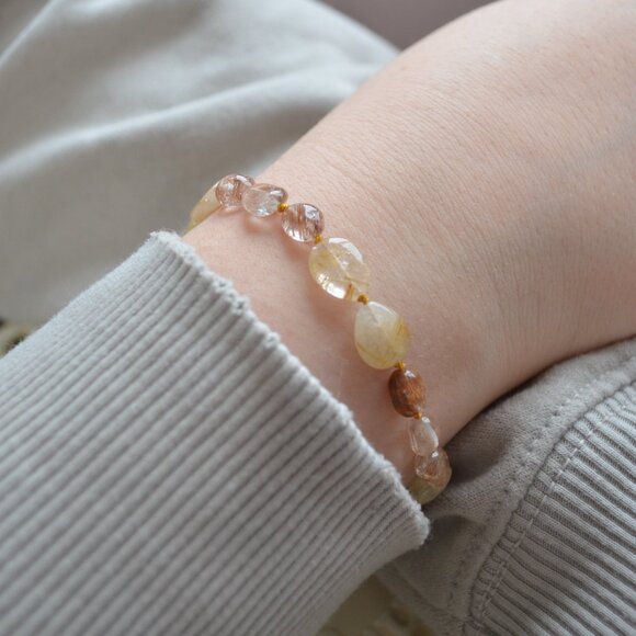 Hand Knotted Golden Rutilated Quartz Gemstone Bracelet in Rose Gold - Picture 5 of 11